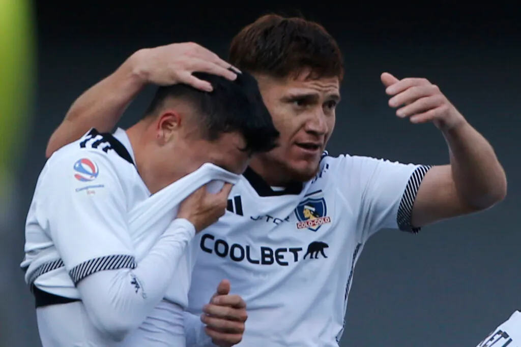 Cristián Zavala con la camiseta en su cara y Leonardo Gil abrazándolo.