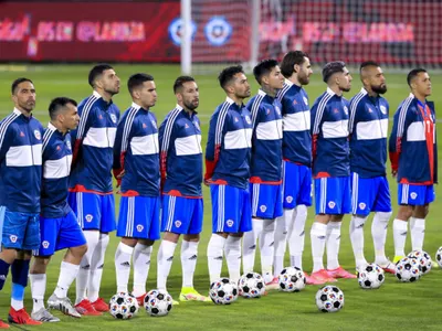 Varias bajas y un albo: La posible formación Chile ante Brasil