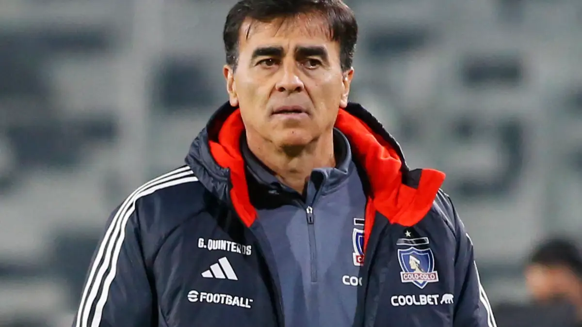 Gustavo Quinteros mira preocupado a las gradas del Estadio Monumental tras la derrota de Colo-Colo ante Boca Juniors.