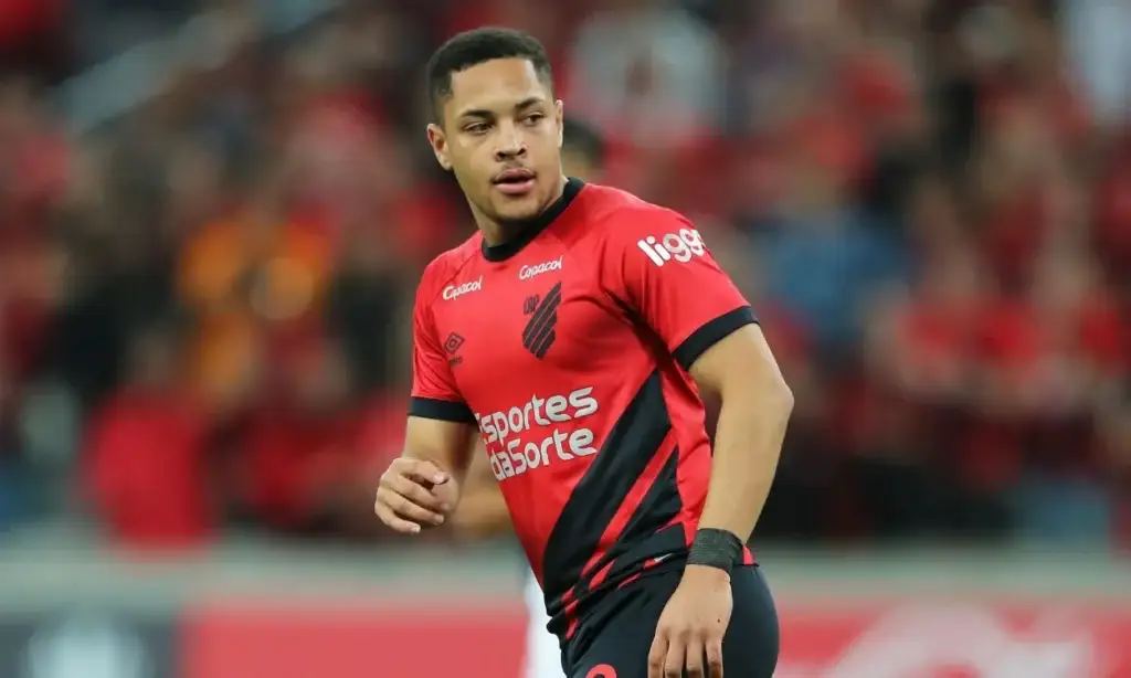 Vitor Roque partirá a Barcelona de España.