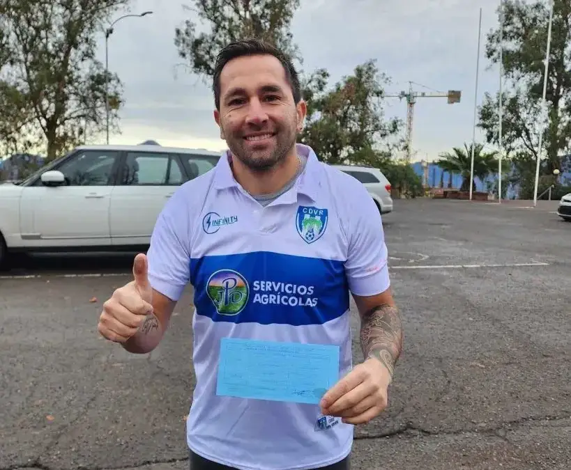 Fernando Meneses con la camiseta del Viña Rosario.