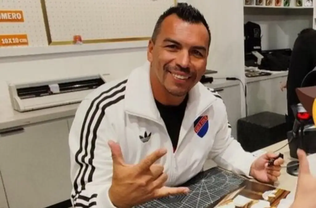 Esteban Paredes fue protagonista en el lanzamiento de la camiseta centenario de Colo-Colo.