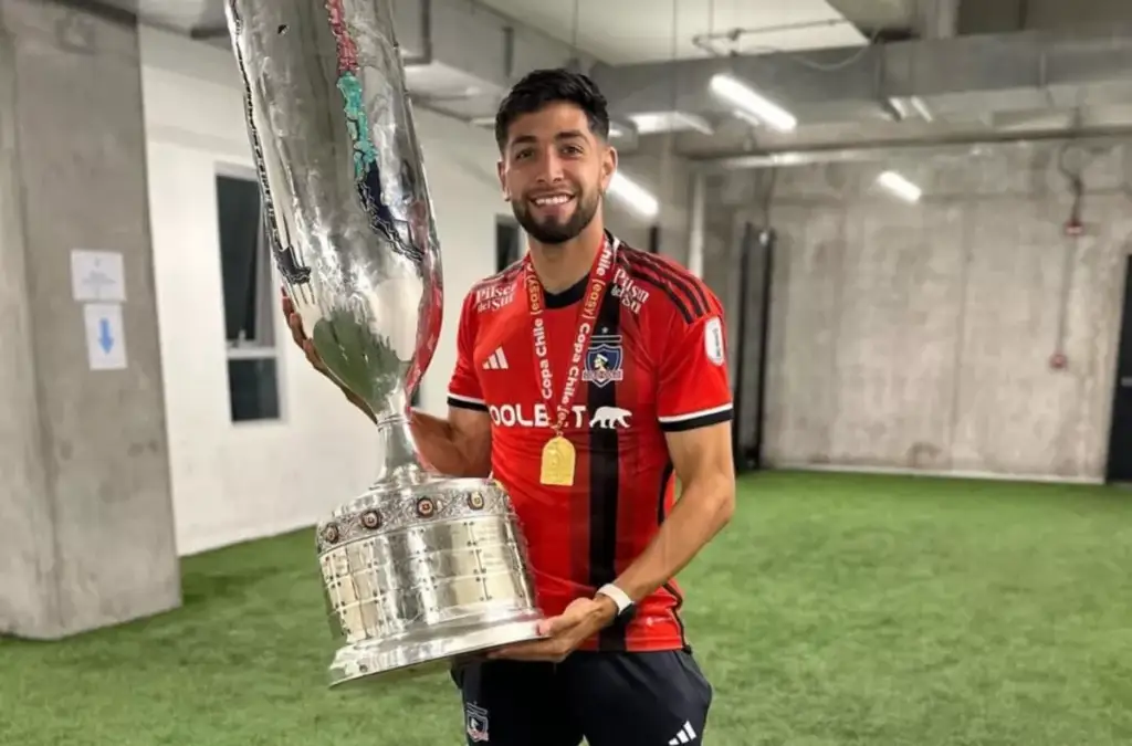 Jeyson Rojas con el trofeo de Copa Chile.