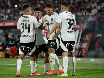 «No es capaz de dar un pase hacia delante»: Hinchas barren contra jugador de Colo-Colo frente a Everton