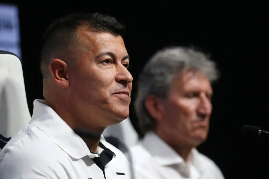 Jorge Almirón y Daniel Morón en la sala de conferencia de prensa de Colo-Colo.