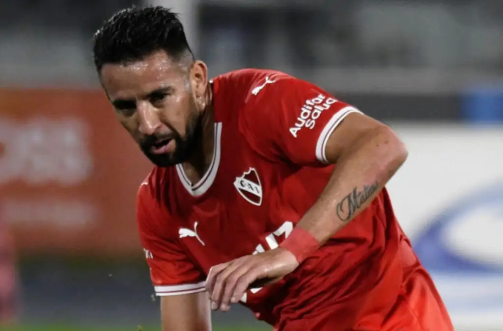 Mauricio Isla podría destrabar su salida de Independiente durante las próximas horas.