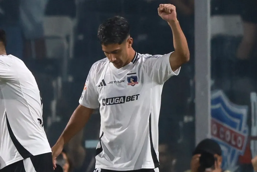 Salomón Rodríguez celebrando un gol con Colo-Colo.