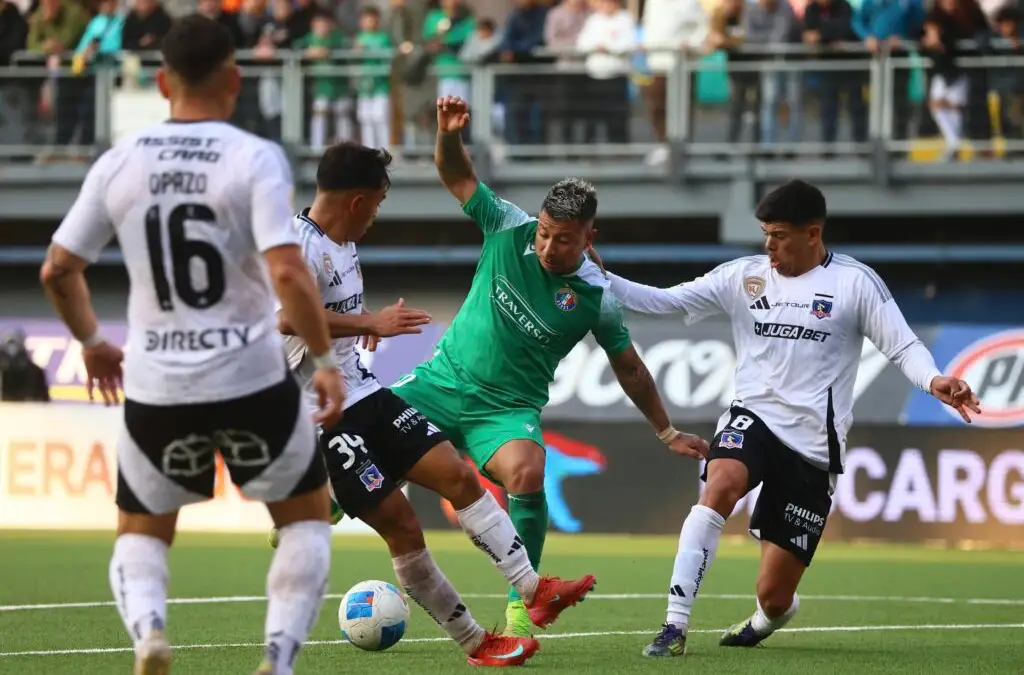 El volante albo perdió la titularidad y también la jineta de capitán. Foto: Jonnathan Oyarzun/Photosport.
