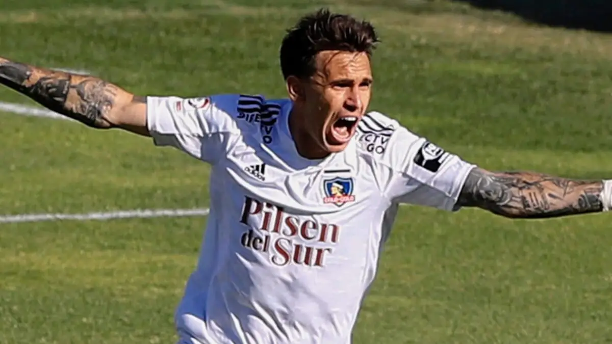 Pablo Mouche celebrando un gol con la camiseta de Colo-Colo.