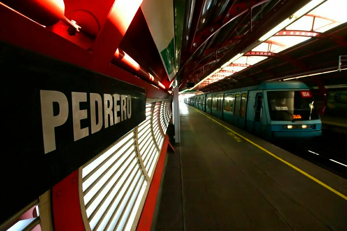 Edmundo Valladares propuso cambiar el nombre de la estación Pedrero del Metro de Santiago.