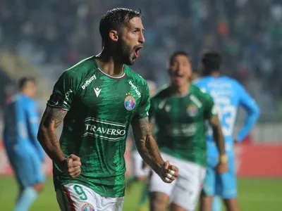 Gonzalo Sosa pone la pelota al piso y le responde a los hinchas que lo piden en Colo-Colo