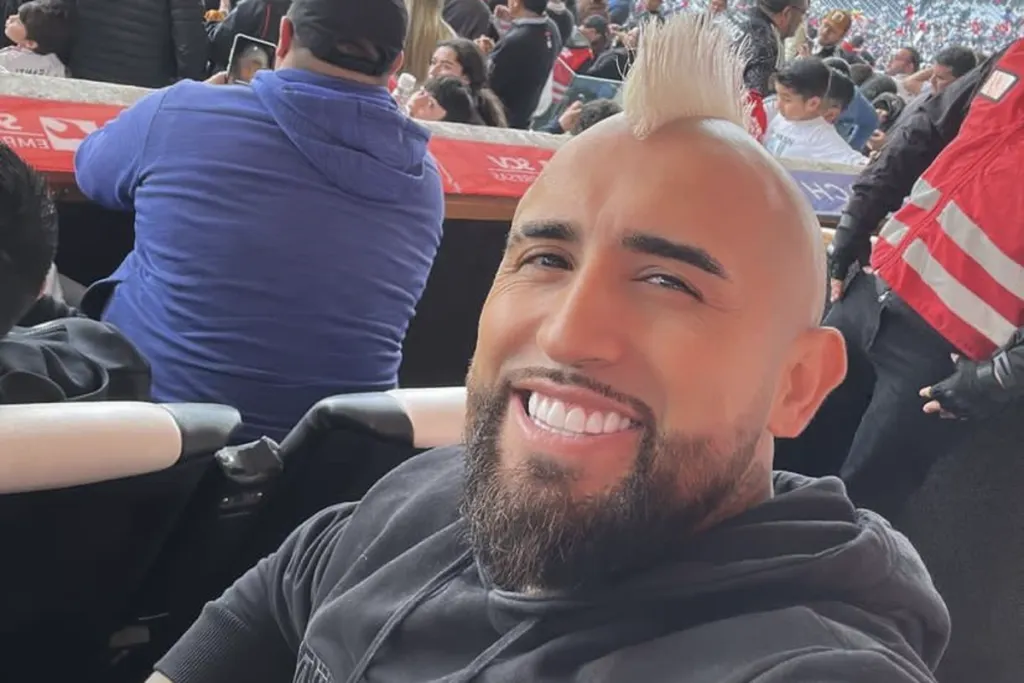 Arturo Vidal sonriente.