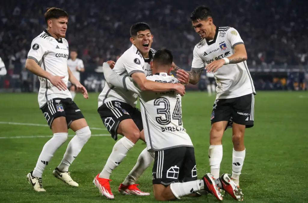 Colo-Colo celebrando el gol de Vicente Pizarro frente a Junior de Barranquilla.