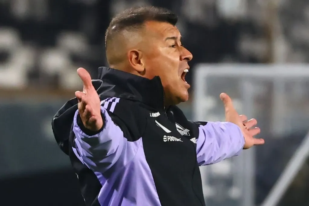Jorge Almirón reclamando en el banco de Colo-Colo.