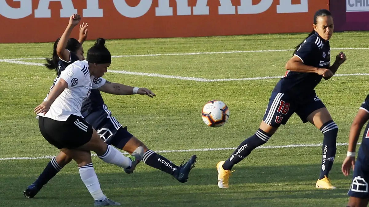 Futbol Femenino, Colo Colo vs Universidad de Chile. Segundo cupo, Copa Libertadores Femenina 2020. La jugadora de Colo Colo Nathaly Quezada, juega el balón contra Universidad de Chile durante el partido por el segundo cupo para copa Libertadores realizado en el Estadio Santa Laura. Santiago, Chile. 05/02/2021 Jonnathan Oyarzun/Photosport Football Female, Colo Colo vs Universidad de Chile. Second place Women`s Libertadores Cup 2020. Colo Colo’s player Nathaly Quezada, left right center, play the ball against Universidad de Chile during to the second place for Copa Libertadores football match at Santa Laura stadium. Santiago, Chile. 05/02/2021 Jonnathan Oyarzun/Photosport