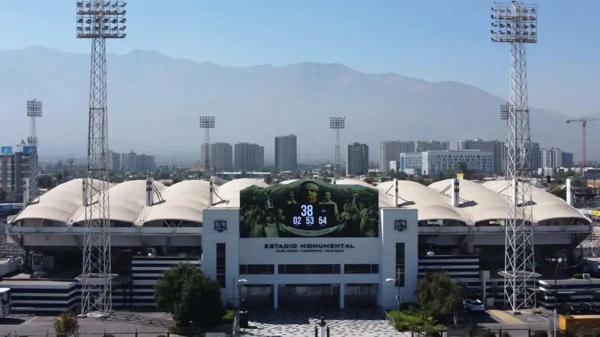 Colo-Colo está buscando empresas para financiar la modernización del Estadio Monumental.