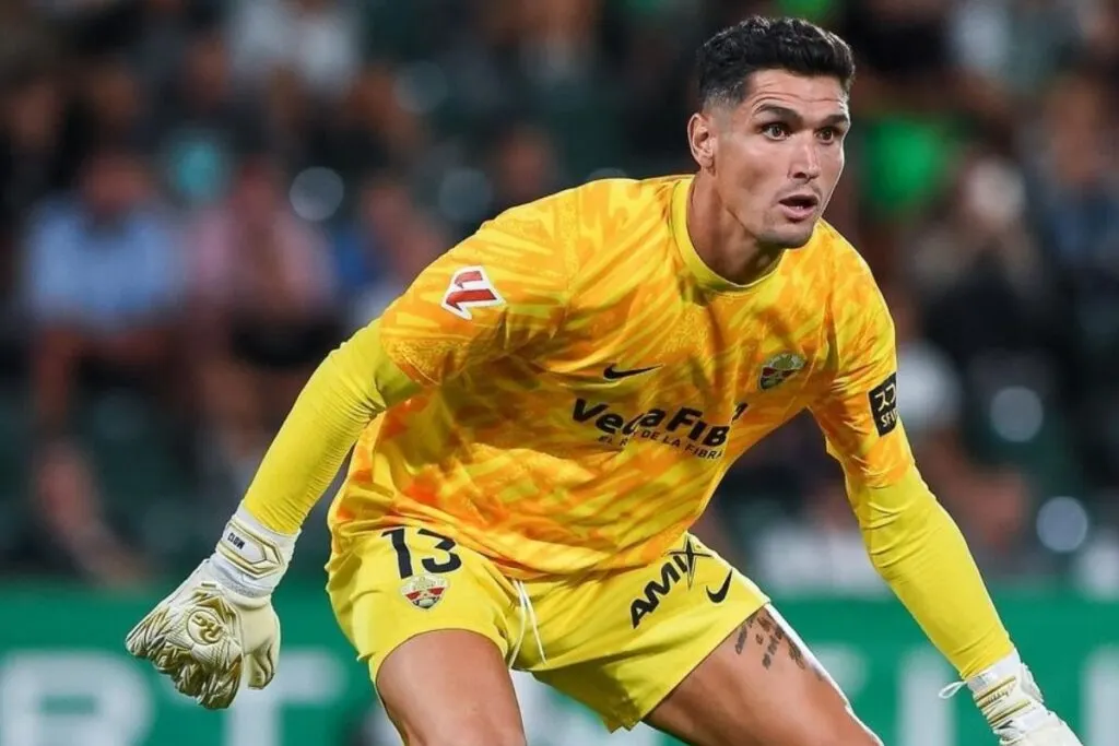 Primer plano a Matías Dituro con la camiseta del Elche.
