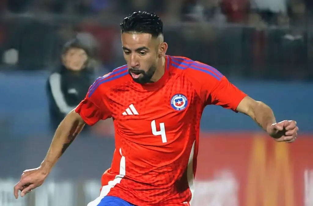 Mauricio Isla con la camiseta de la Selección Chilena.