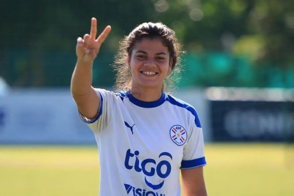 Plano americano de Dahiana Bogarín entrenando con la Selección Paraguaya.