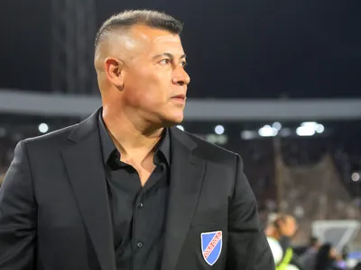 Con nombre y apellido: Hinchas eligen al reemplazante de Jorge Almirón en el banco de Colo-Colo