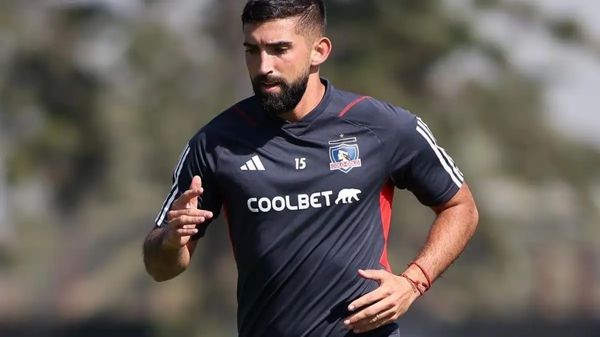 Emiliano Amor volviendo a los entrenamientos con Colo-Colo en el Estadio Monumental.