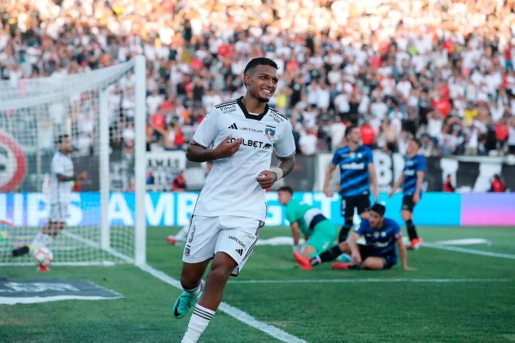 Daniel Gutiérrez con la camiseta de Colo-Colo enfrentando a Huachipato.