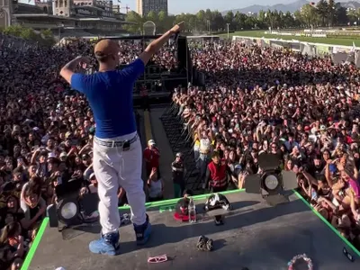 [VIDEO]: Popular cantante lució una bandera de Colo-Colo en pleno concierto