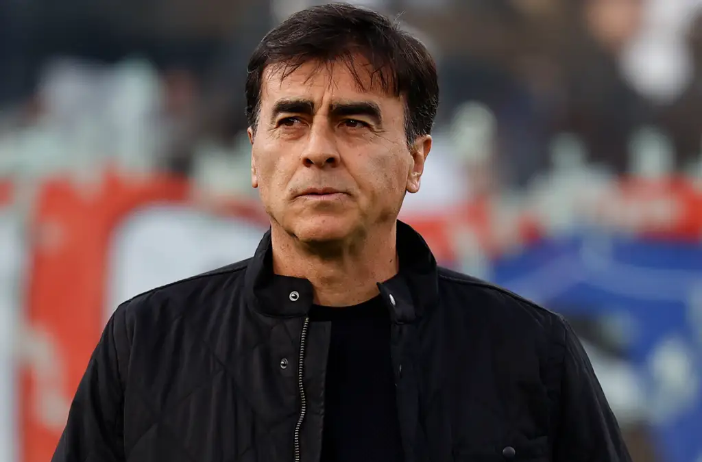 Gustavo Quinteros podría definir su futuro en Colo-Colo ante Cobresal.