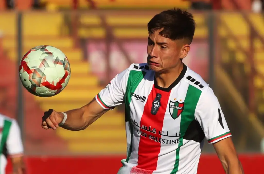 La intención de Palestino es vencer a Iván Román al extranjero.