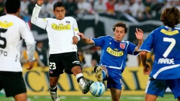 Arturo Vidal y Marcelo Díaz disputando un balón durante un Superclásico del año 2006.