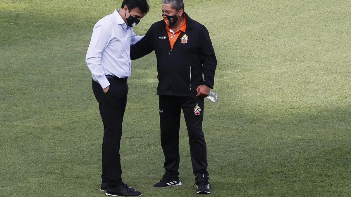 Futbol, Colo Colo vs Cobresal. Trigesima tercera fecha, campeonato nacional 2021. El entrenador de Colo Colo Gustavo Quinteros es fotografiado junto a Gustavo Huerta entrenador de Cobresal d durante el partido por primera division en el Estadio Monumental. Santiago, Chile. 11/02/2021 Jonnathan Oyarzun/Photosport Football, Colo Colo vs Cobresal. 33th date, 2021 National Championship. Colo Colo’s head coach Gustavo Quinteros is pictured next to Gustavo Huerta head coach of Cobresal during the first division football match at Monumental stadium. Santiago, Chile. 11/02/2021 Jonnathan Oyarzun/Photosport