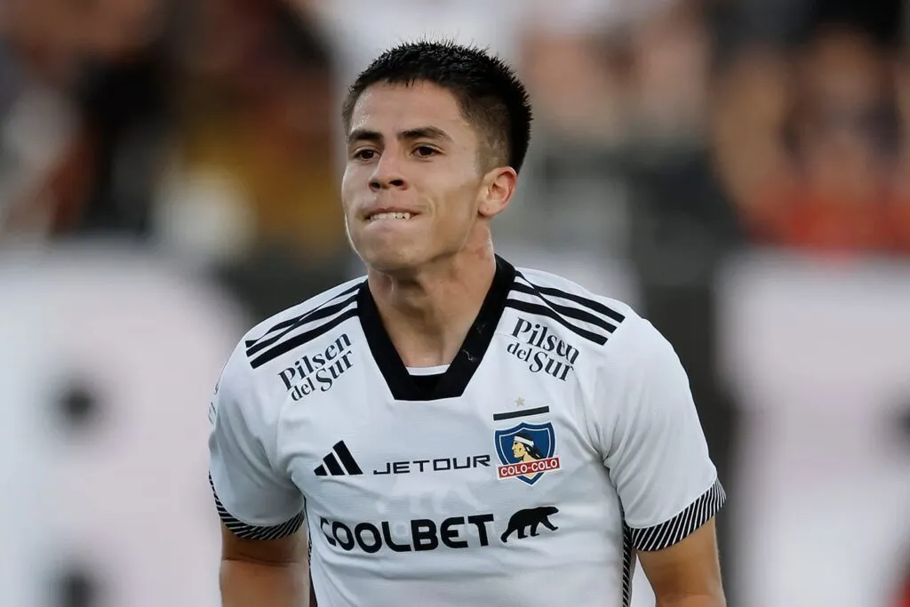 Matías Moya con camiseta de Colo-Colo mientras se muerde la boca.