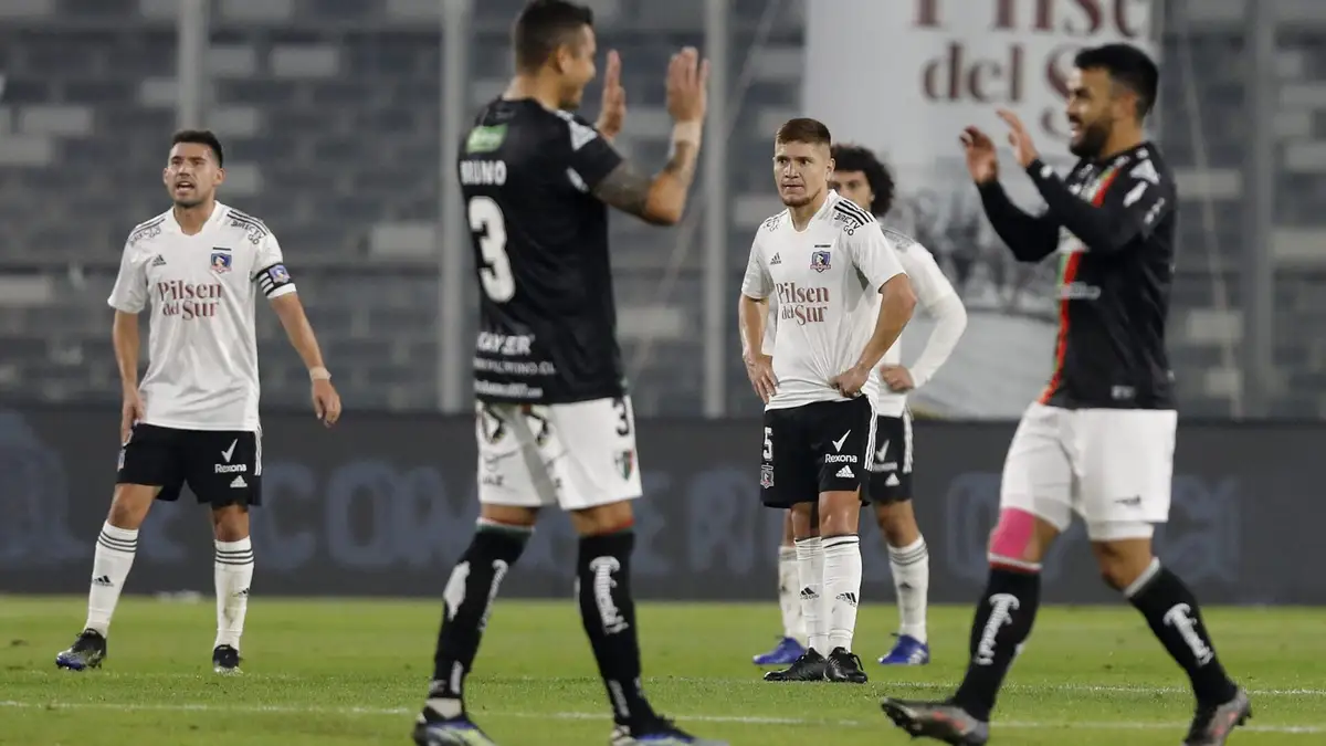 Futbol, Colo Colo vs Palestino Fecha 7, campeonato Nacional 2021. Los jugadores de Colo Colo se lamentan luego del gol de Palestino durante el partido de primera division disputado en el estadio Monumental de Santiago, Chile. 08/05/2021 Dragomir Yankovic/Photosport Football, Colo Colo vs Palestino Seventh date, 2021 National Championship. Colo Colo’s players react after Palestino’s goal during the first division match held at the Monumental stadium in Santiago, Chile 08/05/2021 Dragomir Yankovic/Photosport