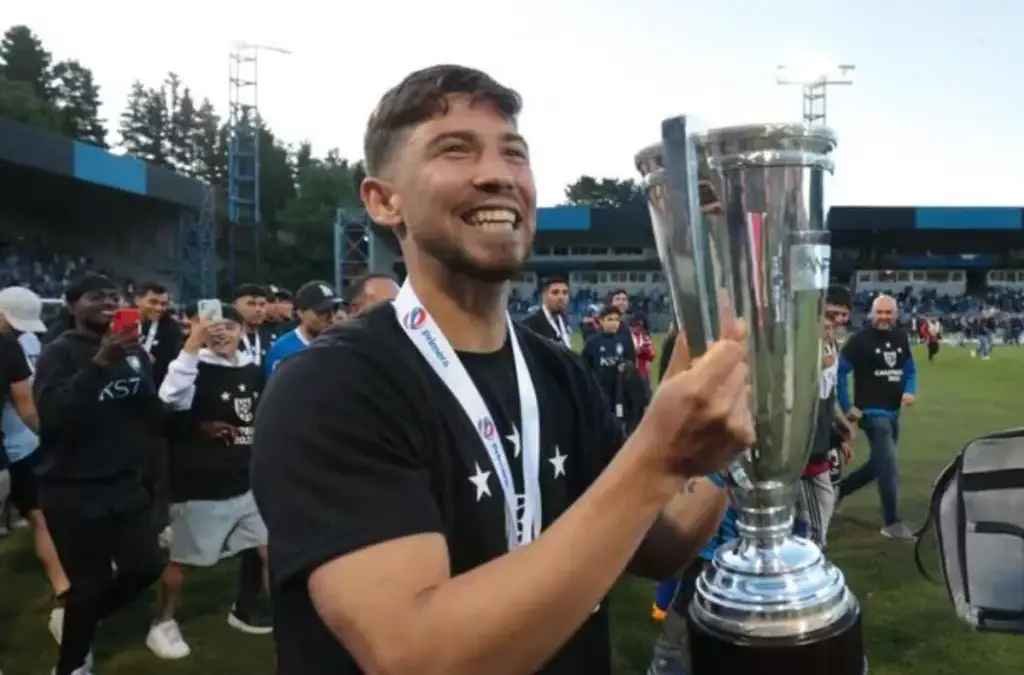 Felipe Loyola posando con el trofeo de campeón del fútbol chileno.