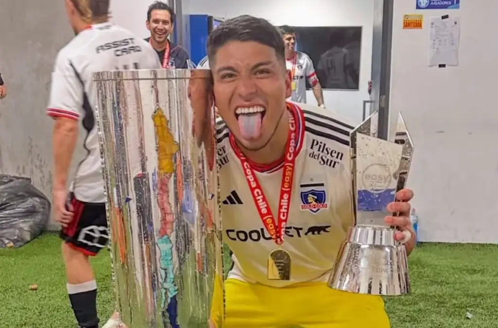 Brayan Cortés con camiseta de Colo-Colo y la Copa Chile.