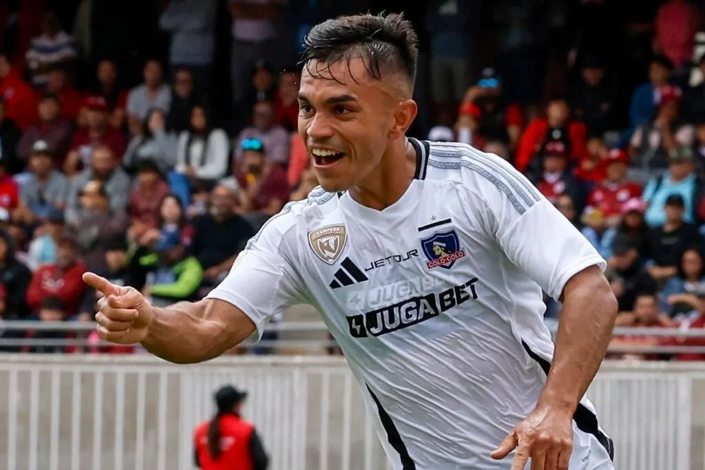 Vicente Pizarro celebrando un gol con la camiseta de Colo-Colo.