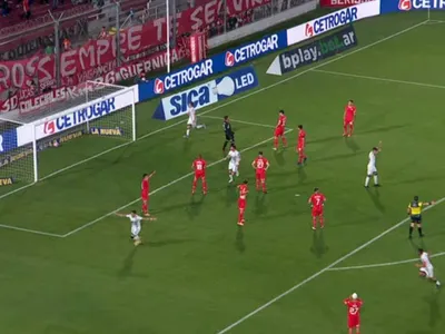 Increíble, pero cierto: Ex Colo-Colo marca un insólito autogol que está dando la vuelta al mundo