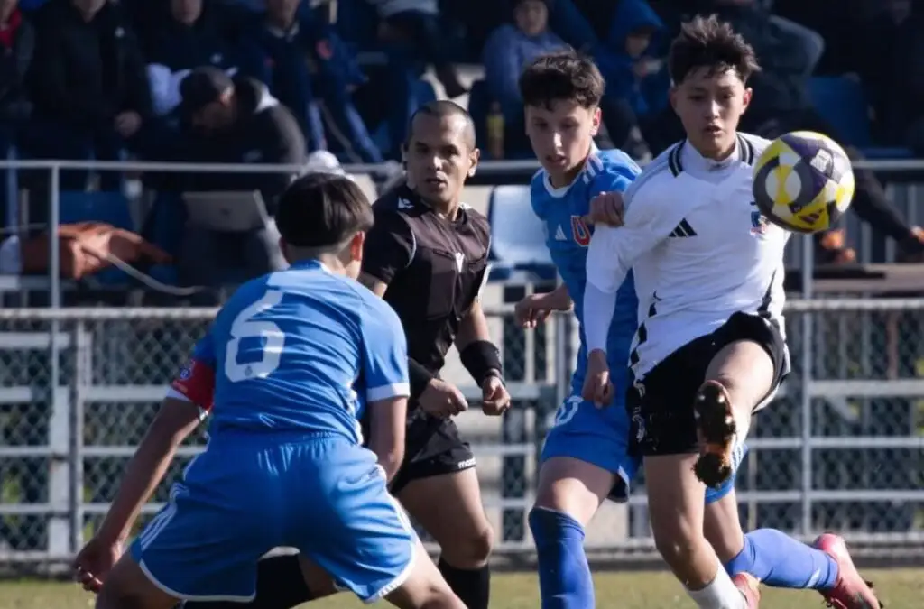 Colo-Colo venció a la U por 3-0 en el Centro Deportivo Azul.
