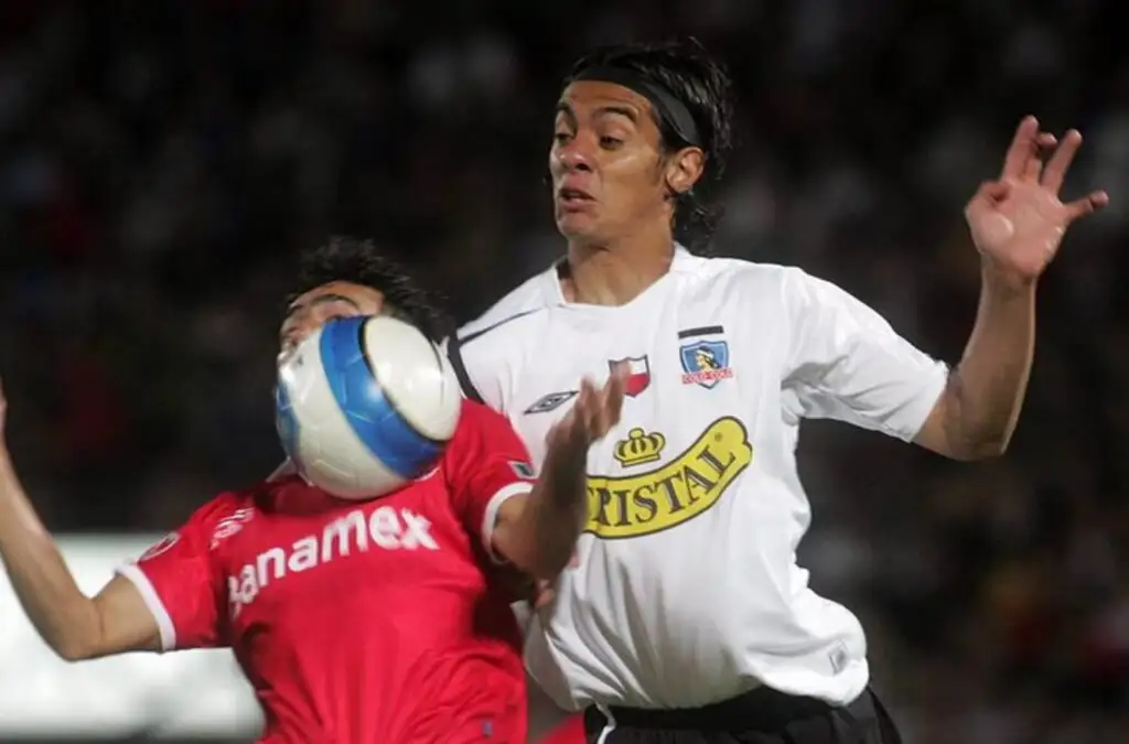 Andrés González con la camiseta de Colo-Colo.