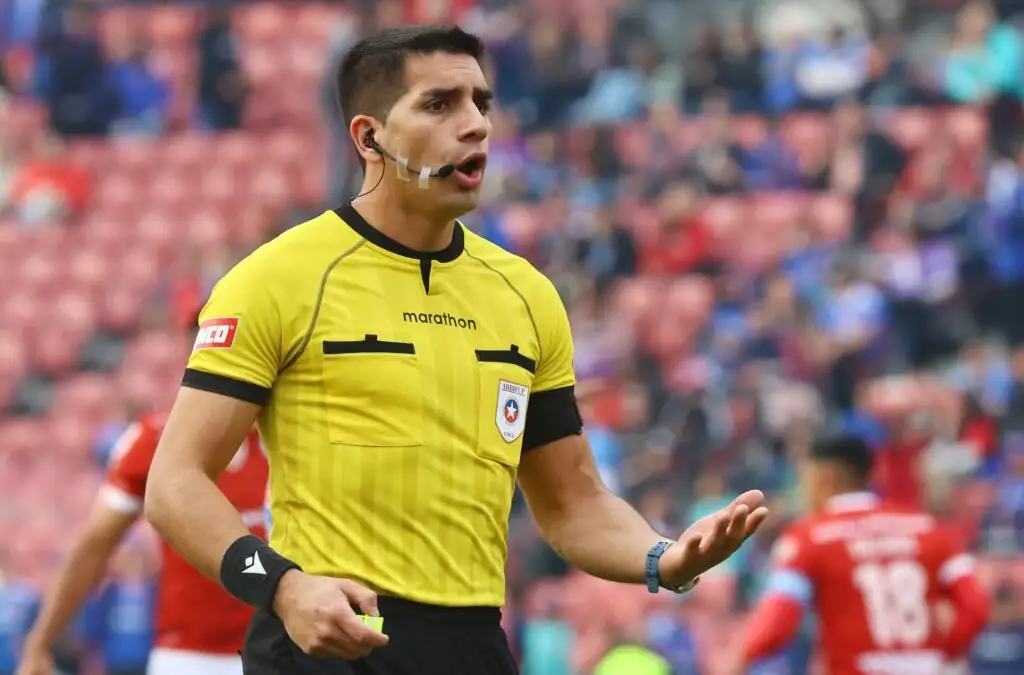 Mathías Riquelme tendrá el primer clásico de su carrera como árbitro. Foto: Jonnathan Oyarzun/Photosport.