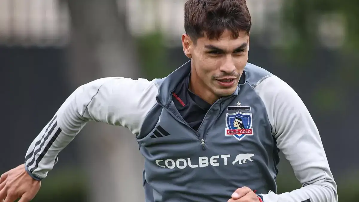 Erick Wiemberg entrenando con indumentaria de Colo-Colo.