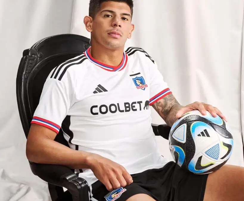 Esteban Pavez, capitán de Colo-Colo junto a la nueva armadura del Cacique.