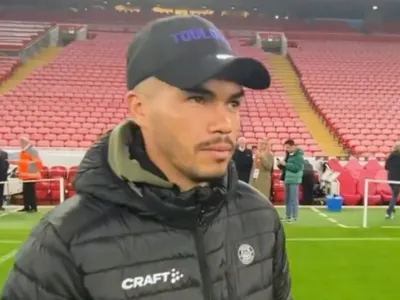 Quedó impactado: Así reaccionó Gabriel Suazo tras viajar con Toulouse y conocer el estadio del Liverpool en vivo