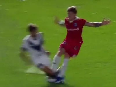 [VIDEO] La brutal patada que recibió Agustín Bouzat en el fútbol argentino