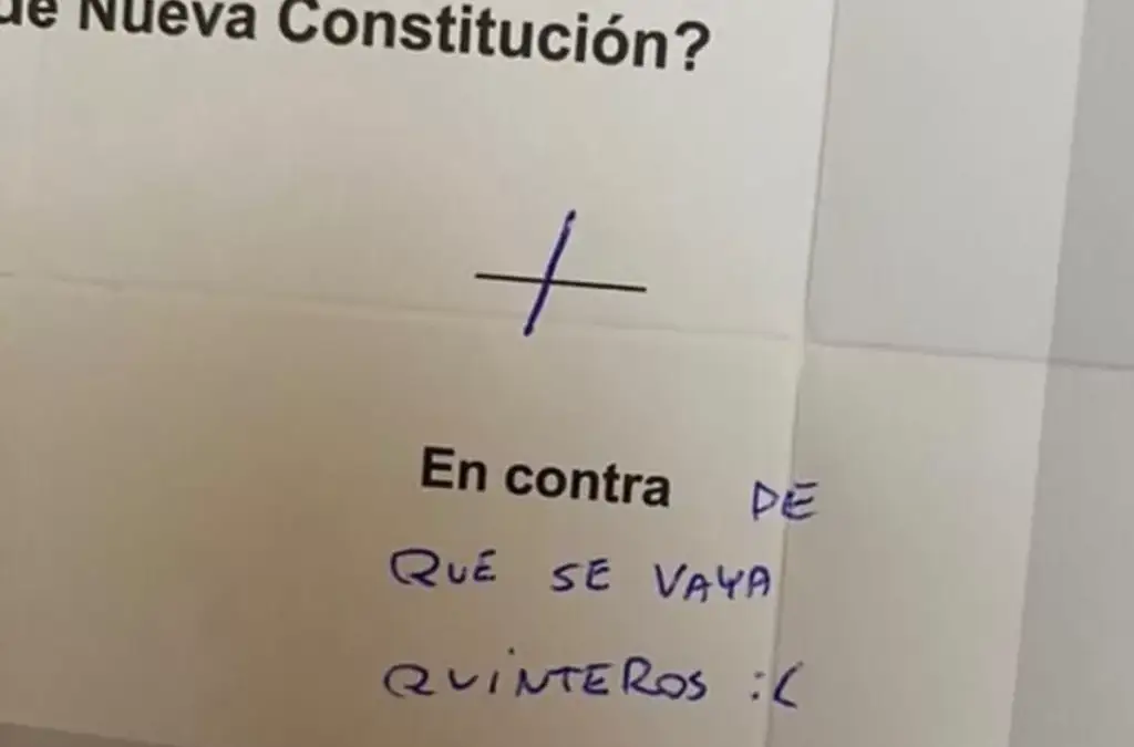 Un hincha votó en contra de la salida de Gustavo Quinteros durante el plebiscito constitucional.