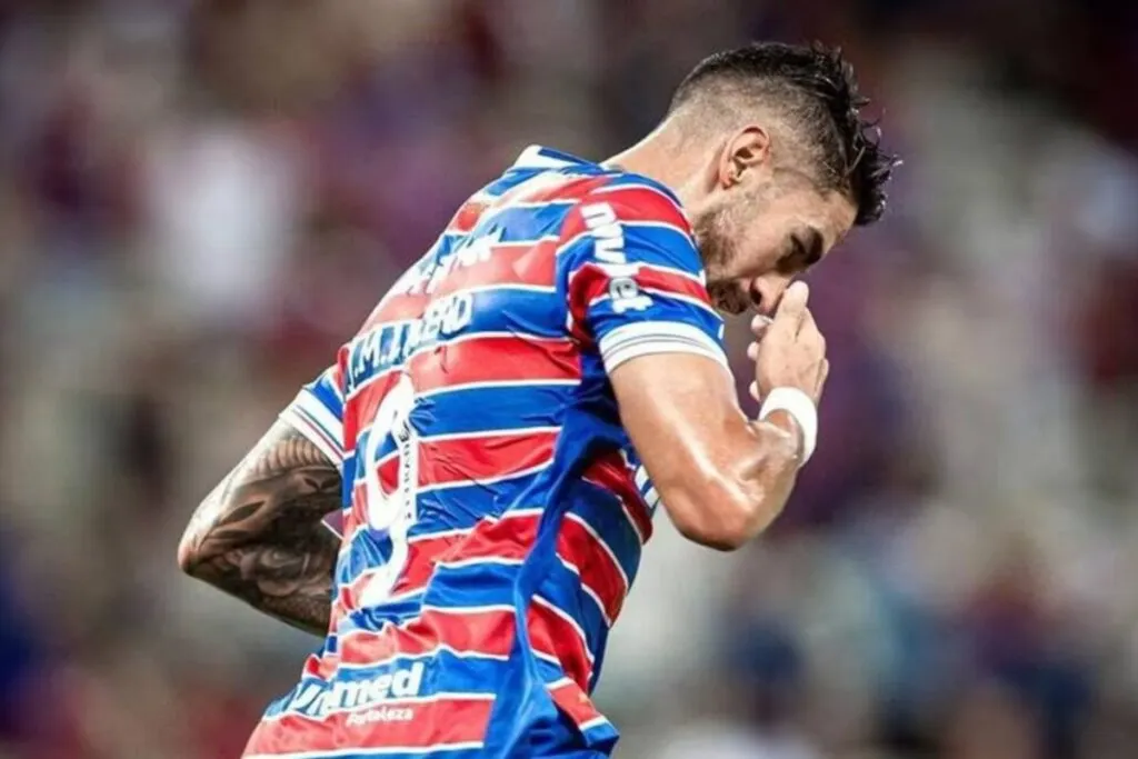 Juan Martín Lucero jugando con la camiseta de Fortaleza.