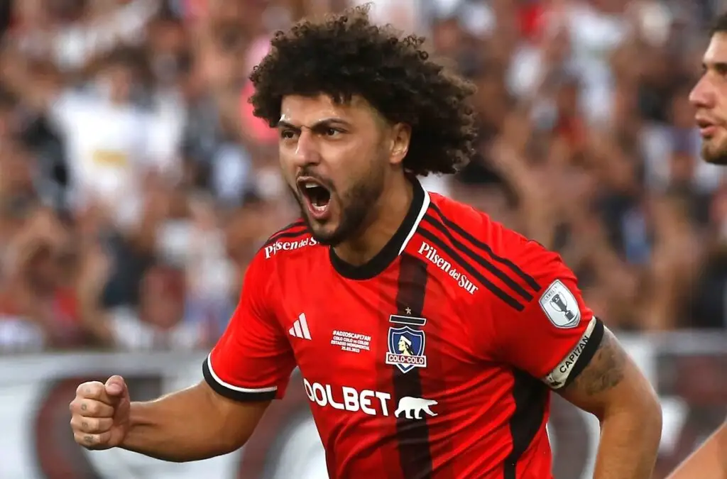 Maximiliano Falcón celebrando el gol que marcó con Colo-Colo contra Colón de Santa fe.