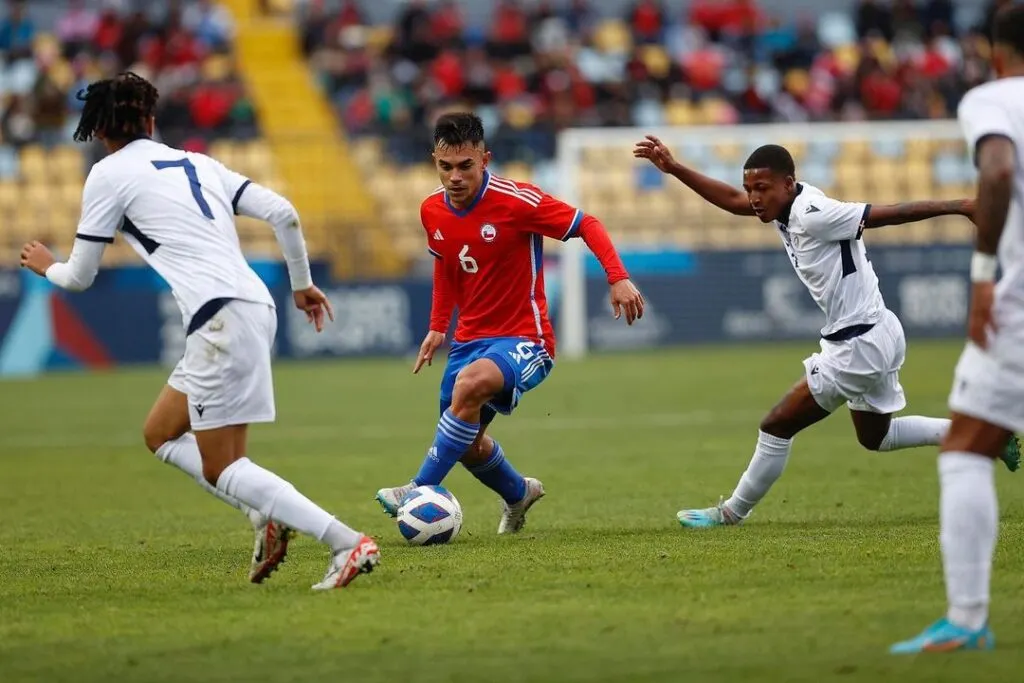 Vicente Pizarro enfrentando a República Dominicana con la Selección Chilena en los Juegos Panamericanos.