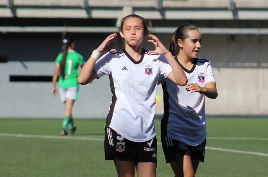 Catalina Muñoz celebrando como su padre, Carlos Muñoz.