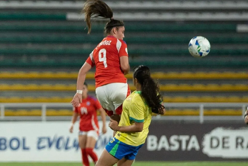 Cata Muñoz ganando un cabezazo contra Brasil en el Sudamericano.
